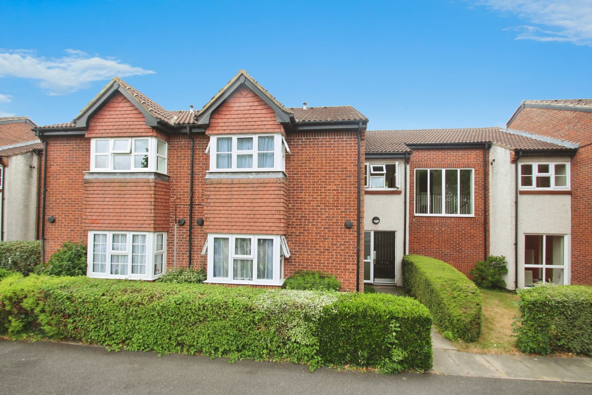 Flat Clarkes Drive in Greater London