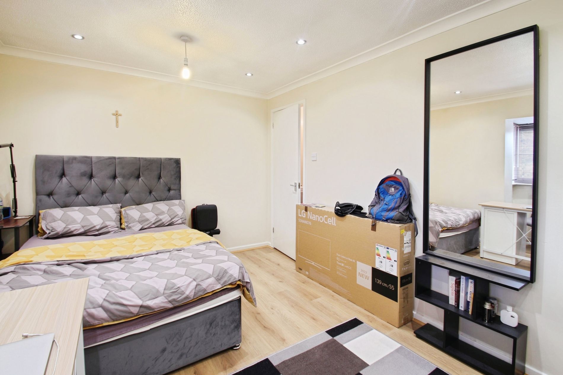 Flat Clarkes Drive in Greater London
