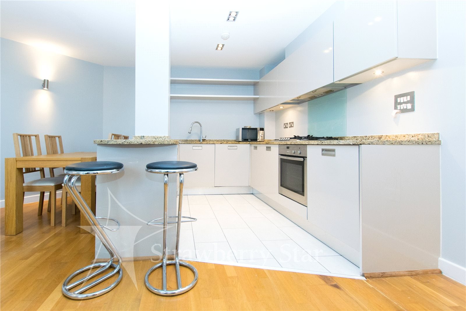 Flat Enfield Road in Greater London