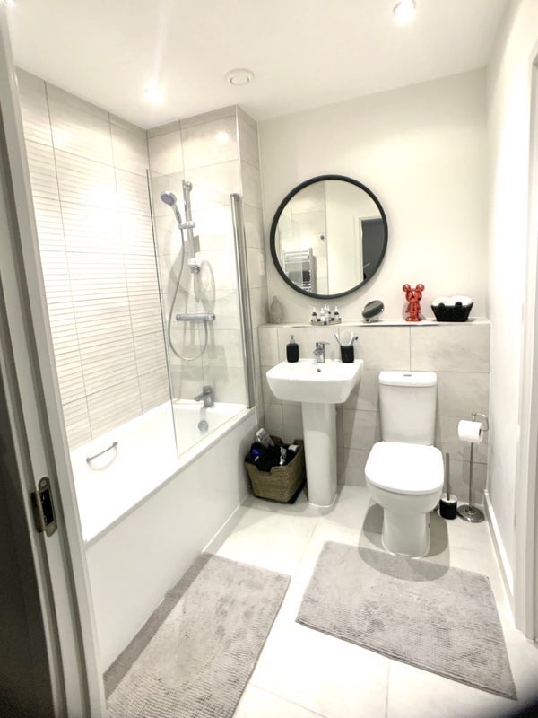 Room Bowen Drive in Greater London