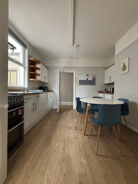 Room Beechwood Avenue in Plymouth