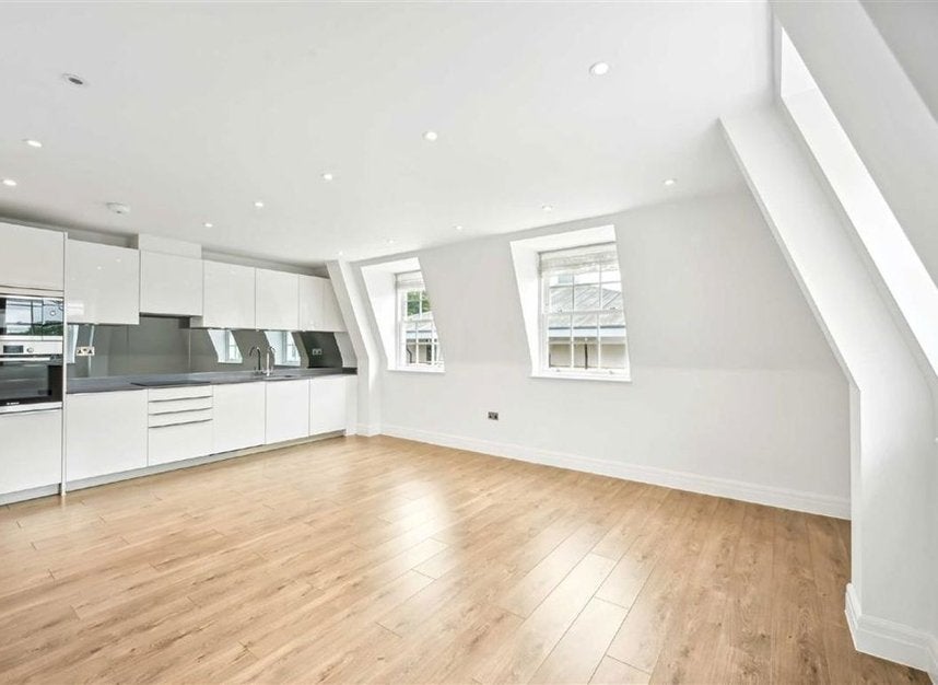 Flat Spring Grove in Greater London