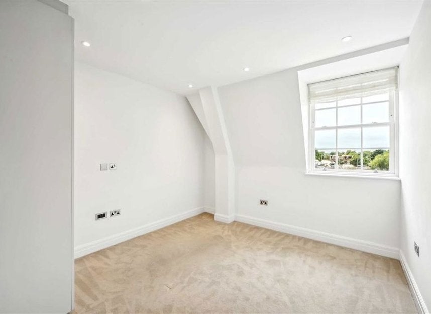 Flat Spring Grove in Greater London