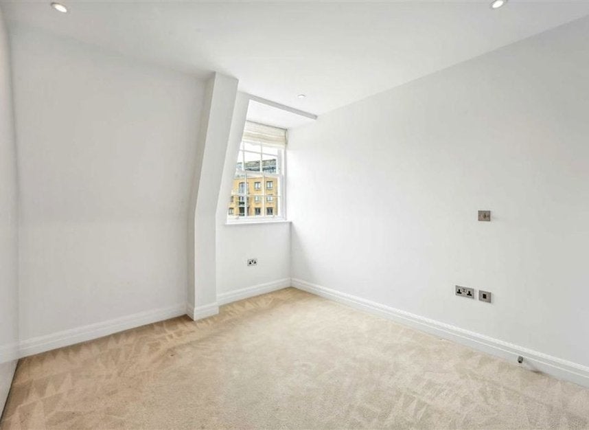 Flat Spring Grove in Greater London