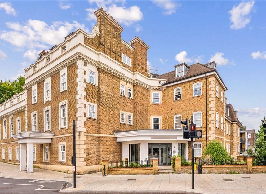 Flat Spring Grove in Greater London