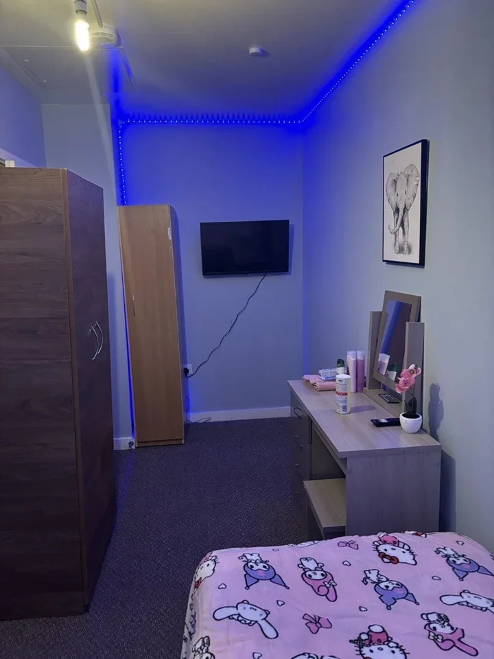 Room Ager Avenue in Greater London