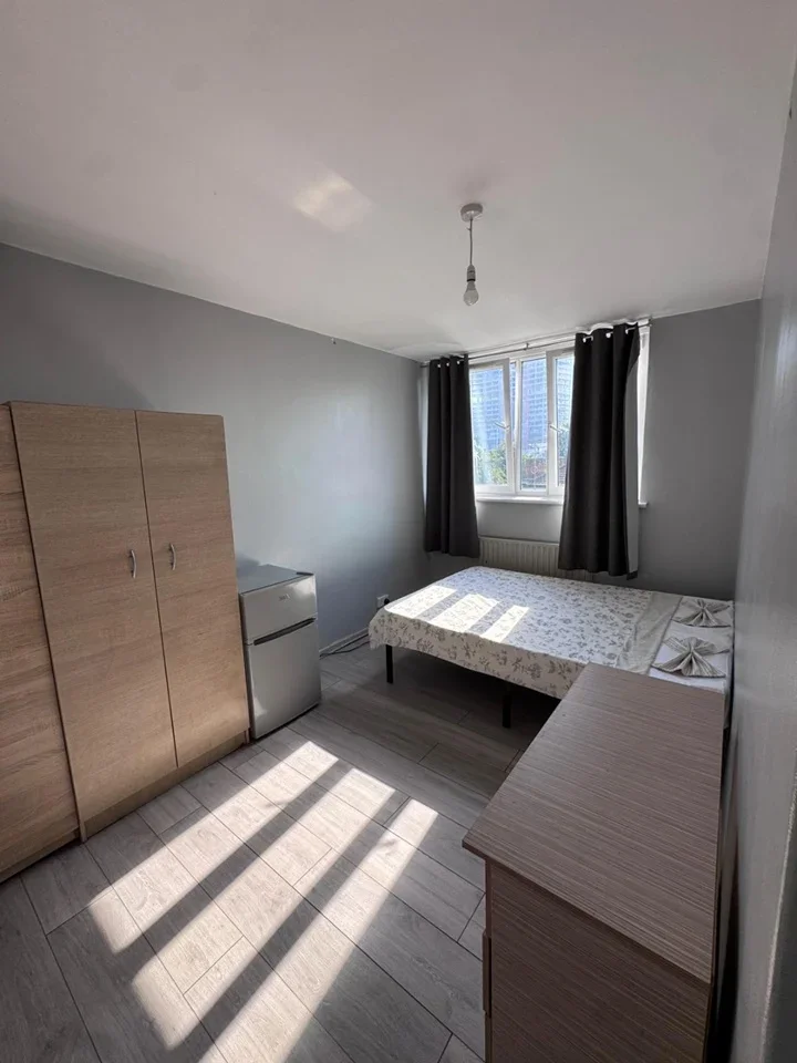 Room Simpsons Road in Greater London