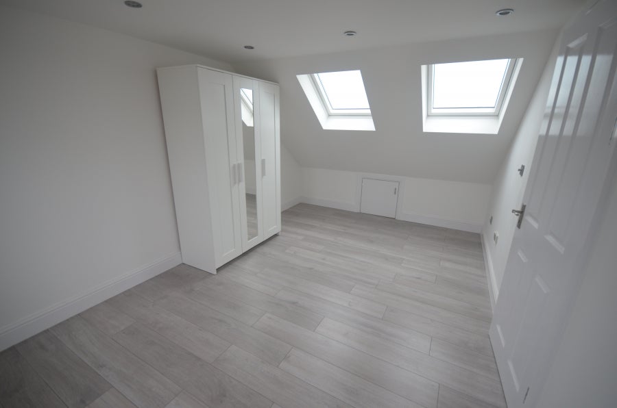 Flat Eastern Avenue in Greater London