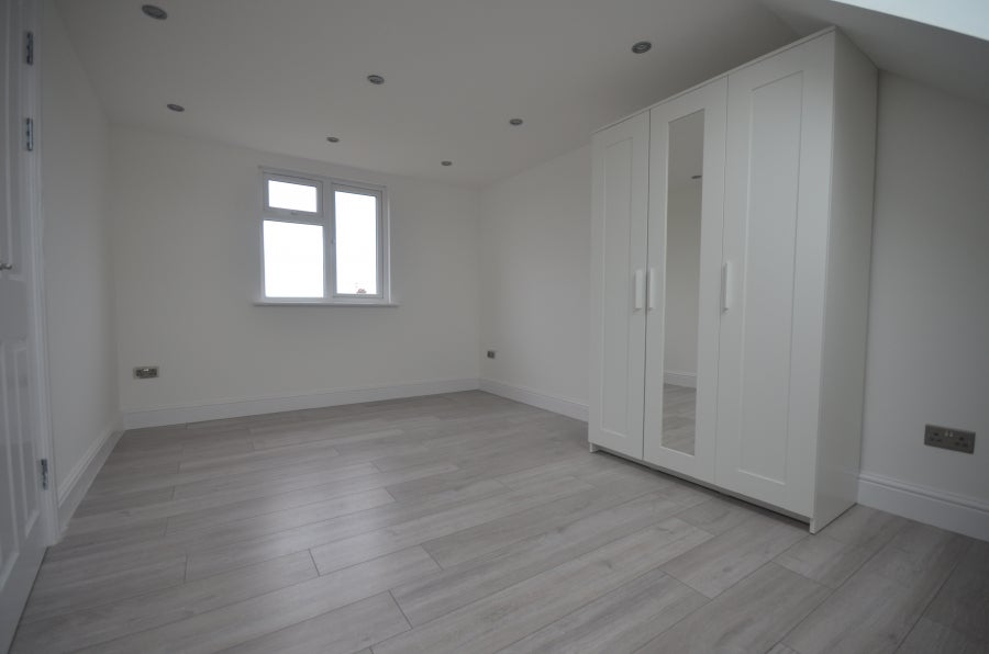 Flat Eastern Avenue in Greater London