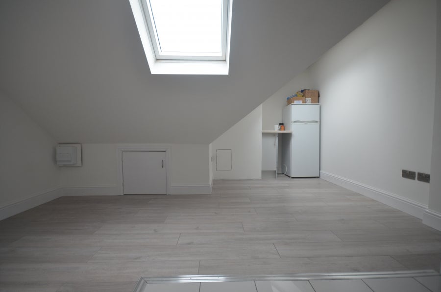 Flat Eastern Avenue in Greater London