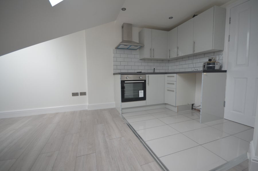 Flat Eastern Avenue in Greater London
