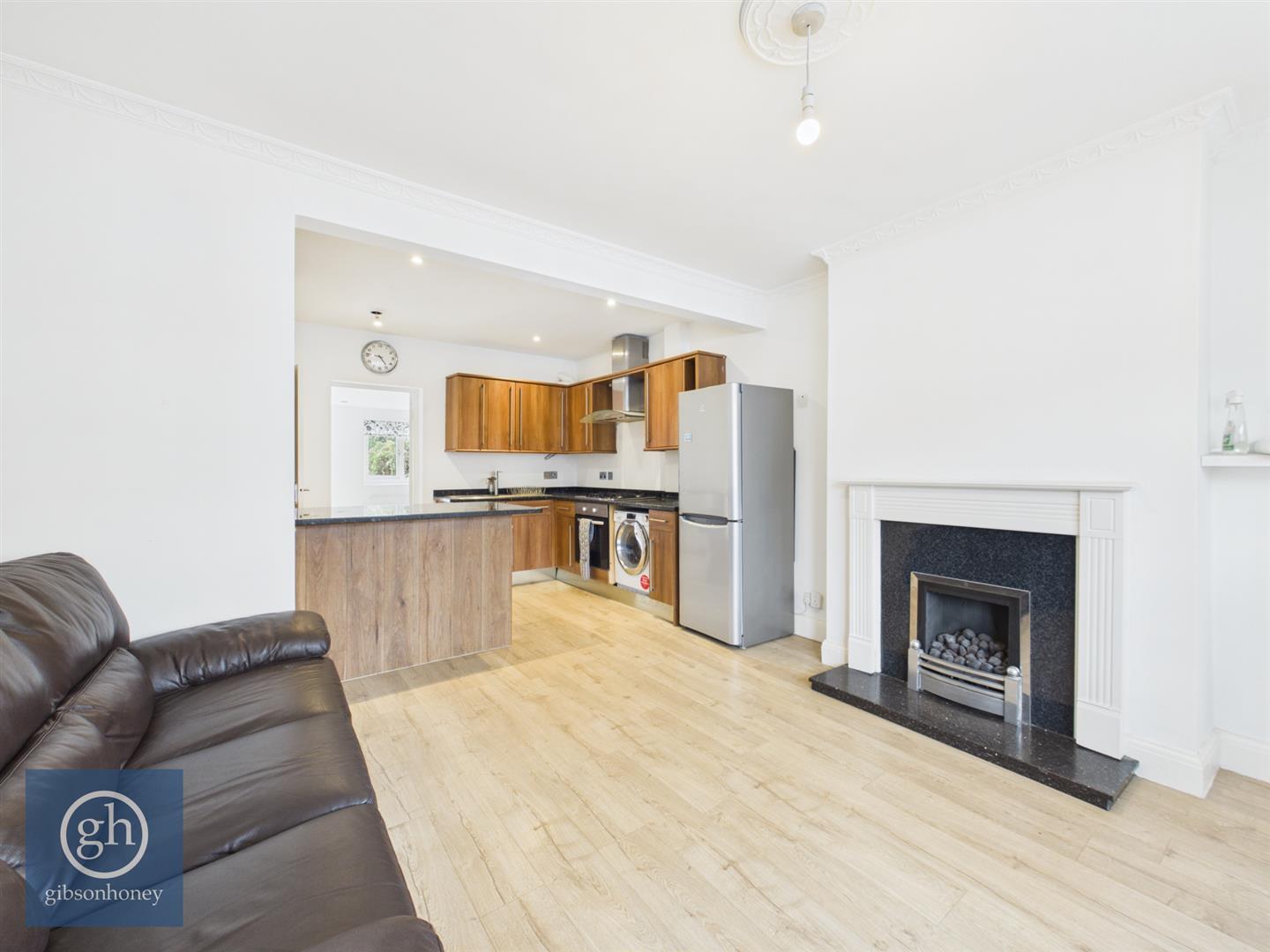 Flat Hartland Drive in Greater London