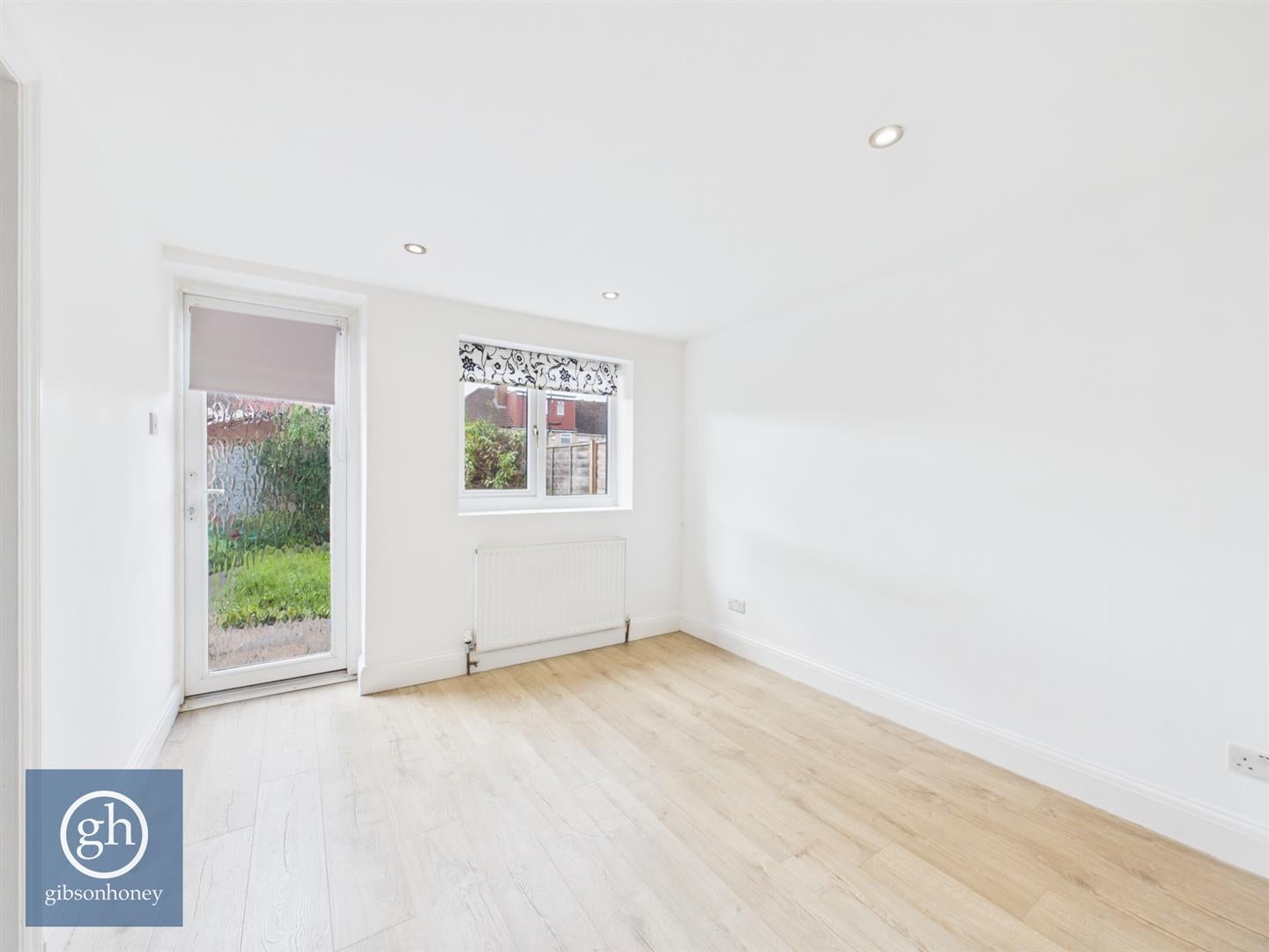 Flat Hartland Drive in Greater London