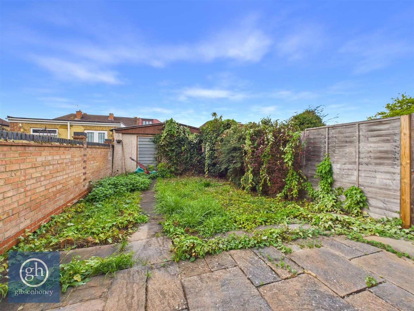 Flat Hartland Drive in Greater London