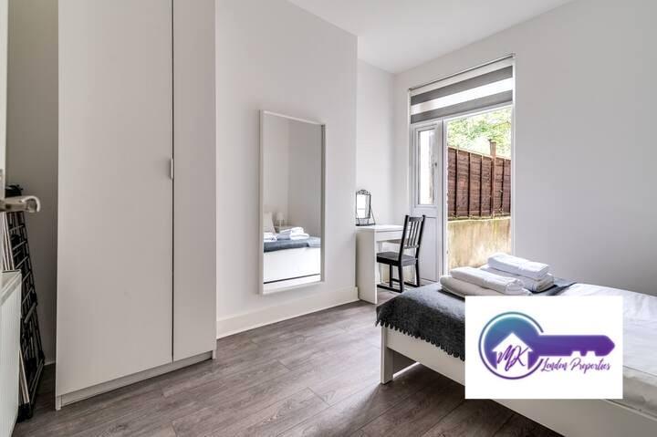 Flat Mostyn Avenue in Greater London