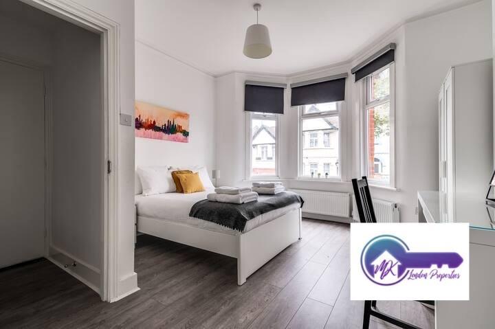 Flat Mostyn Avenue in Greater London