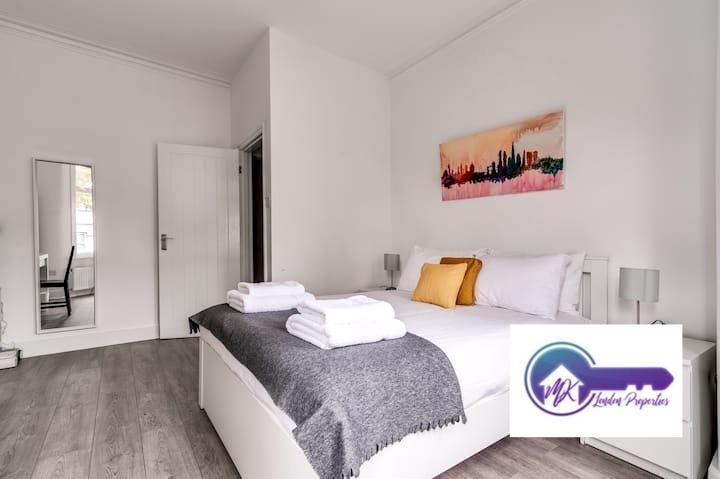Flat Mostyn Avenue in Greater London