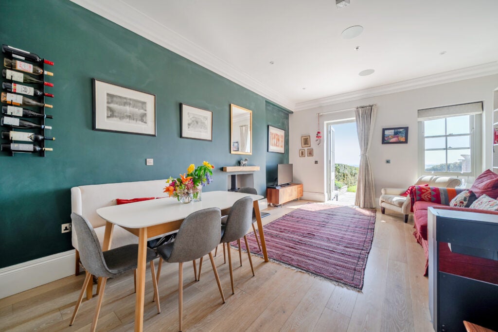 Flat Petworth Road in Waverley