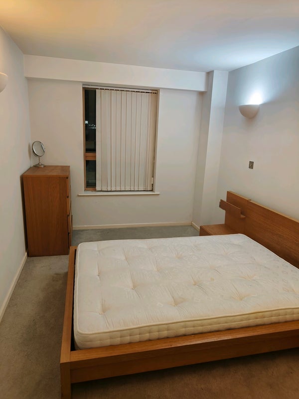 Room Riverside Way in Leeds