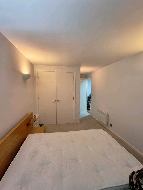 Room Riverside Way in Leeds