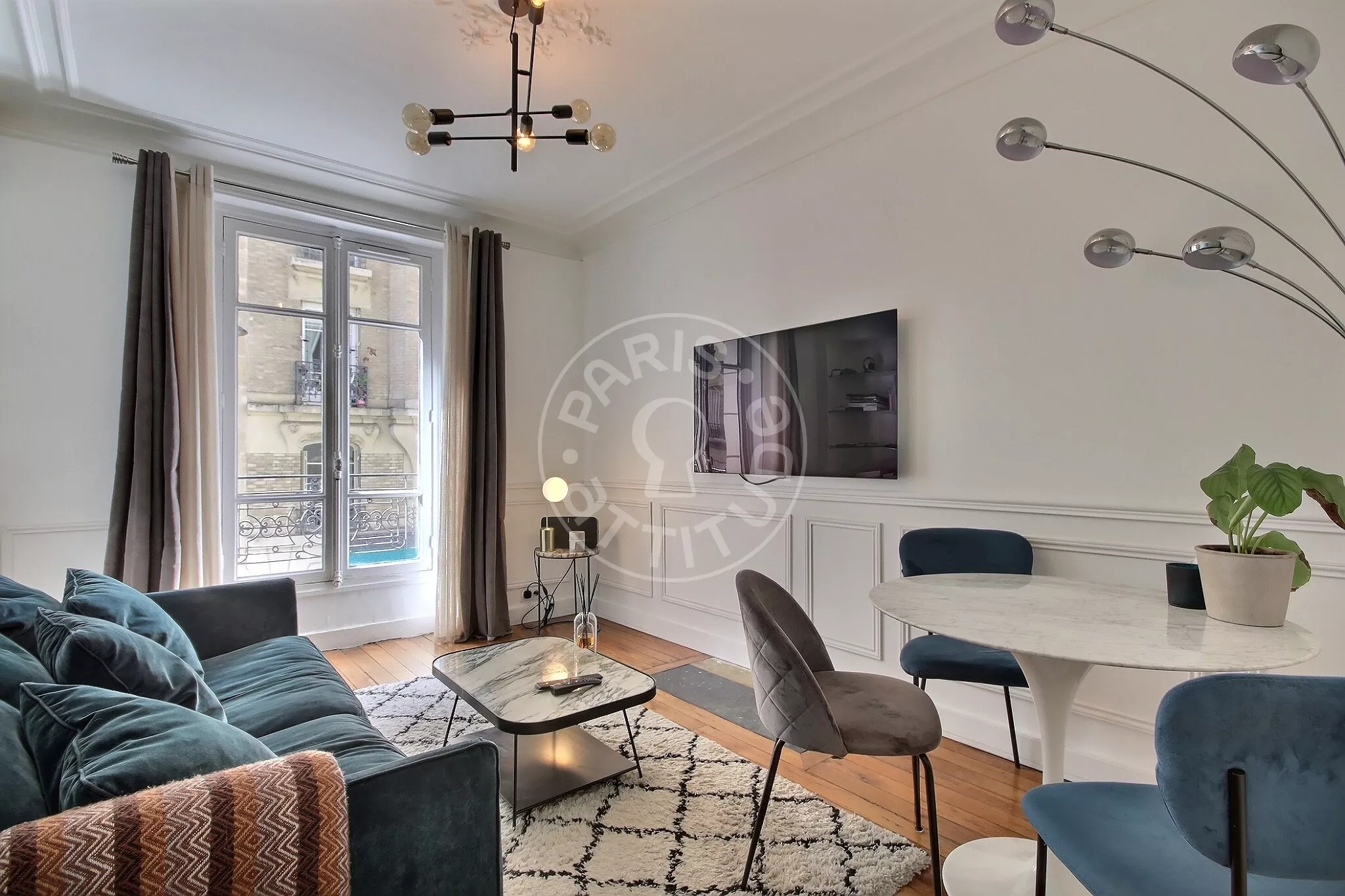 Flat Rue du Mont Cenis in Paris