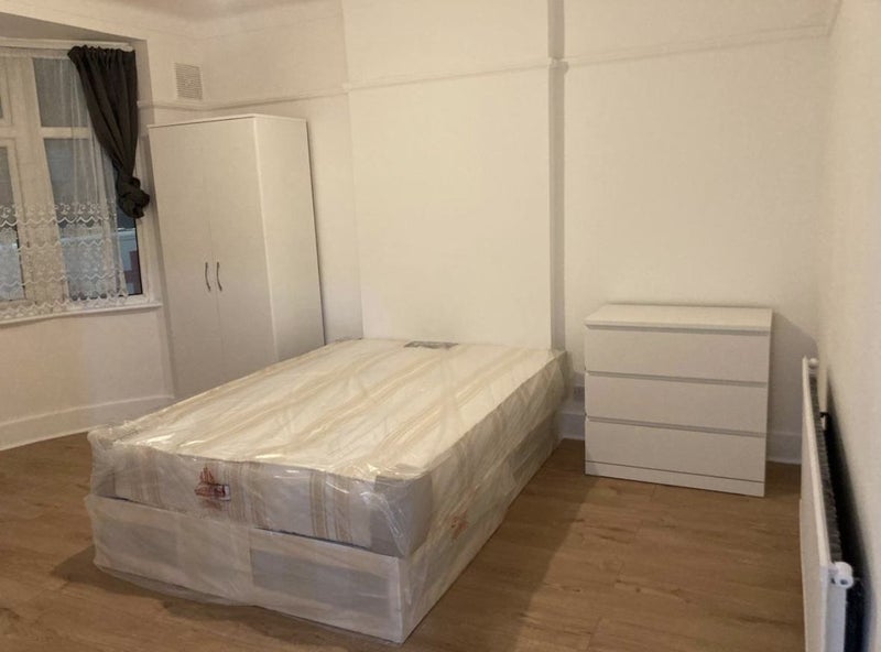 Room West Green Road in Greater London
