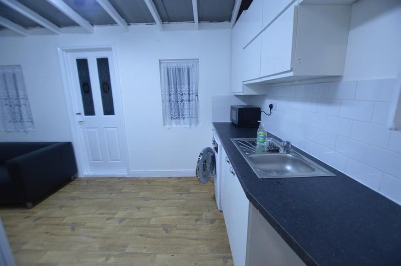 Room West Green Road in Greater London