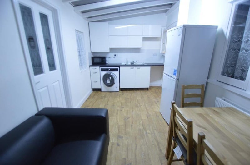 Room West Green Road in Greater London