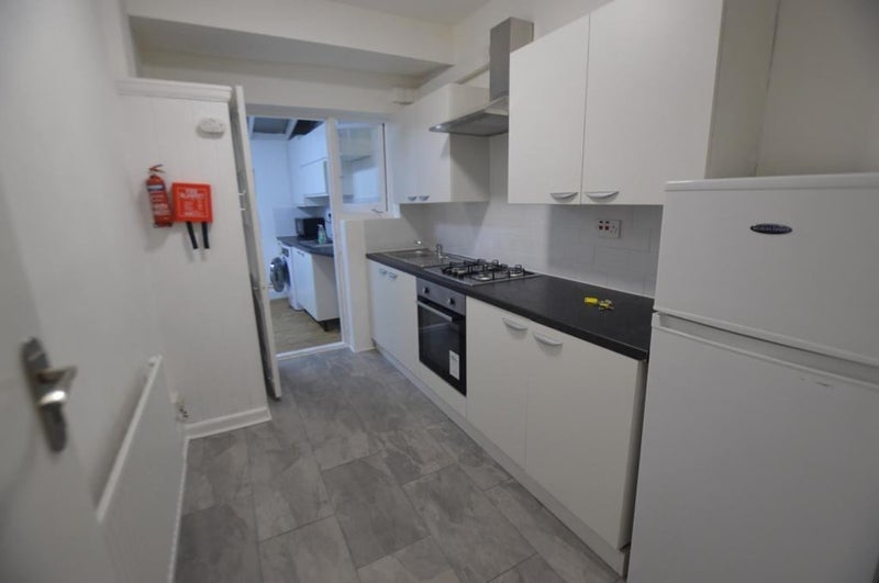 Room West Green Road in Greater London