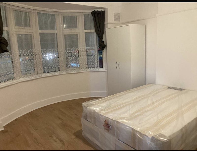 Room West Green Road in Greater London