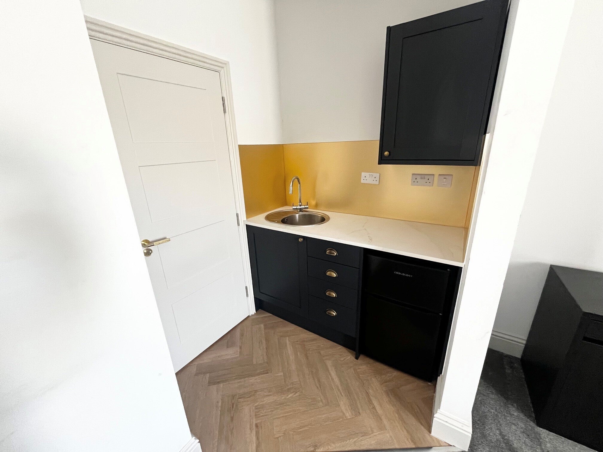 Room Ashley Road in Poole