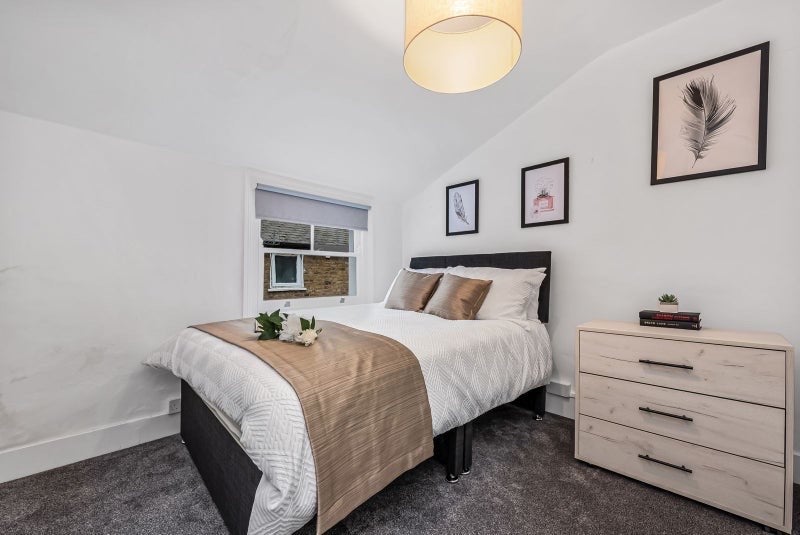 Room Briarwood Road in Greater London