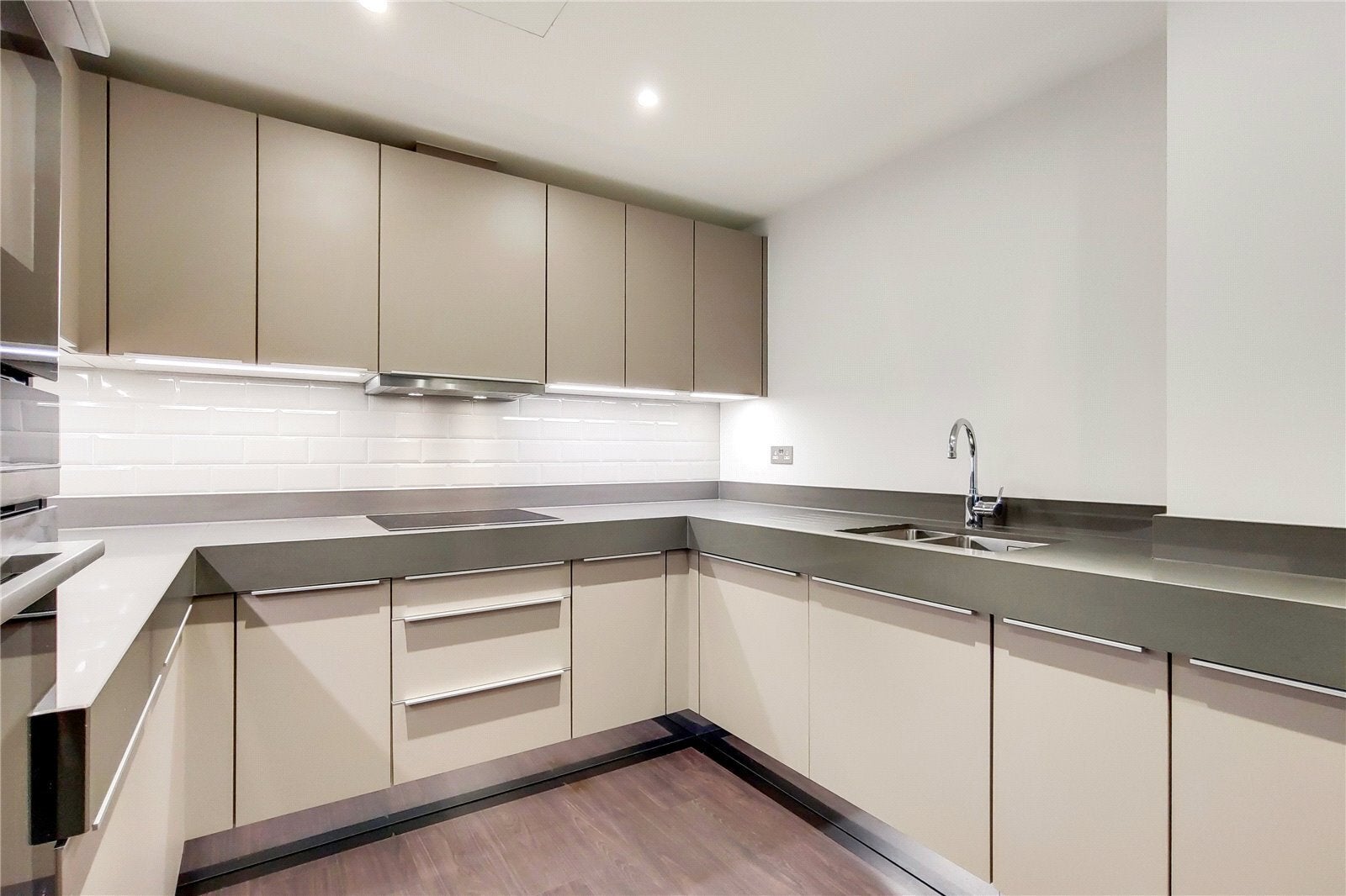 Flat Alie Street in Greater London
