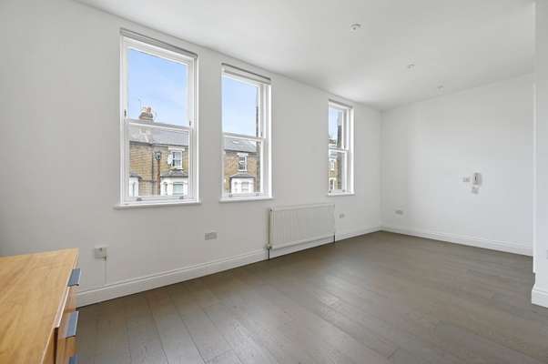 Flat Hetley Road in Greater London