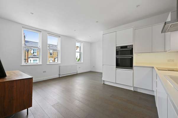 Flat Hetley Road in Greater London