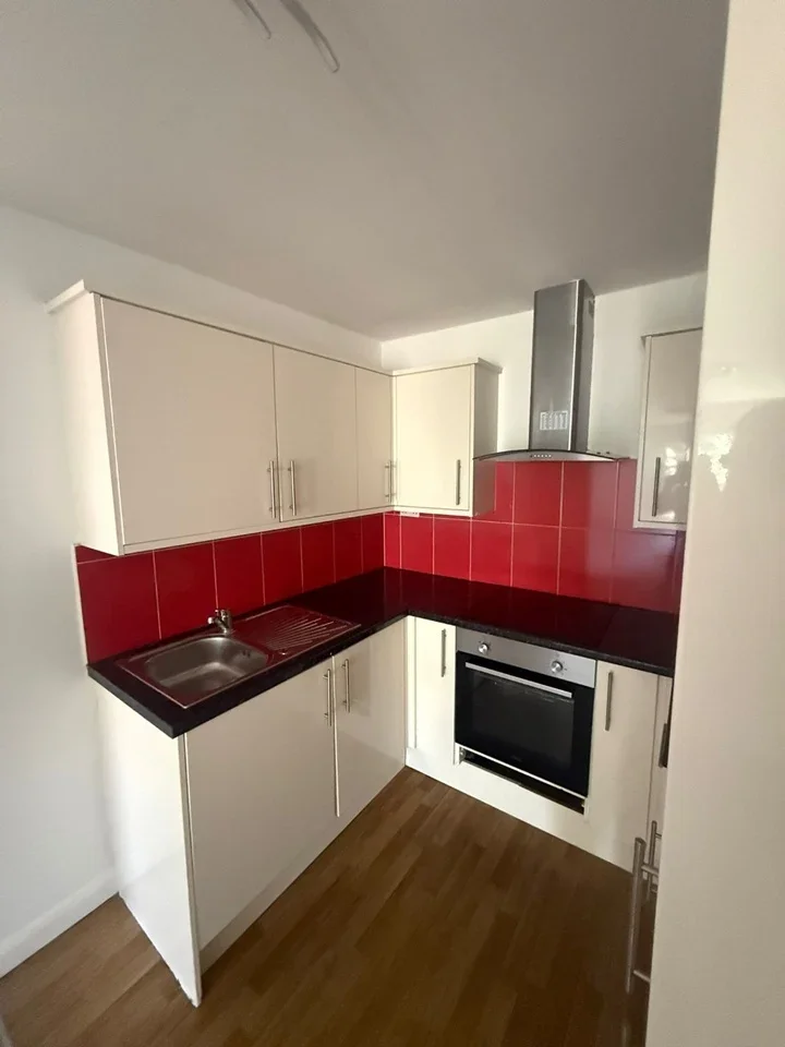Flat Hillview Gardens in Greater London
