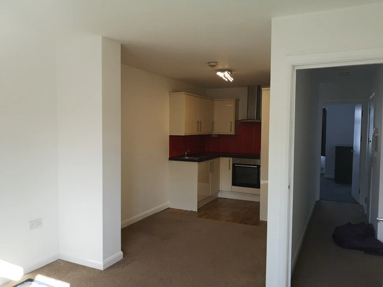 Flat Hillview Gardens in Greater London