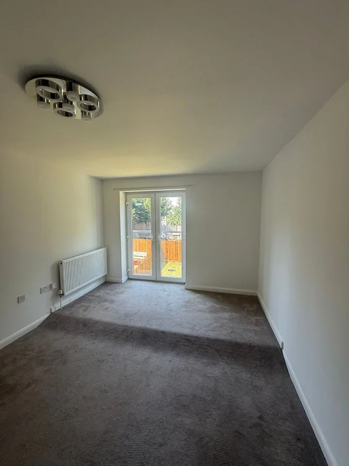 Flat Hillview Gardens in Greater London