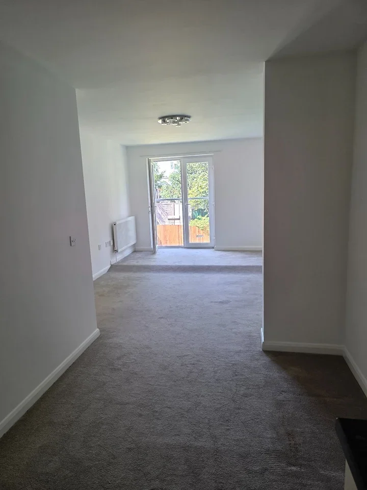 Flat Hillview Gardens in Greater London