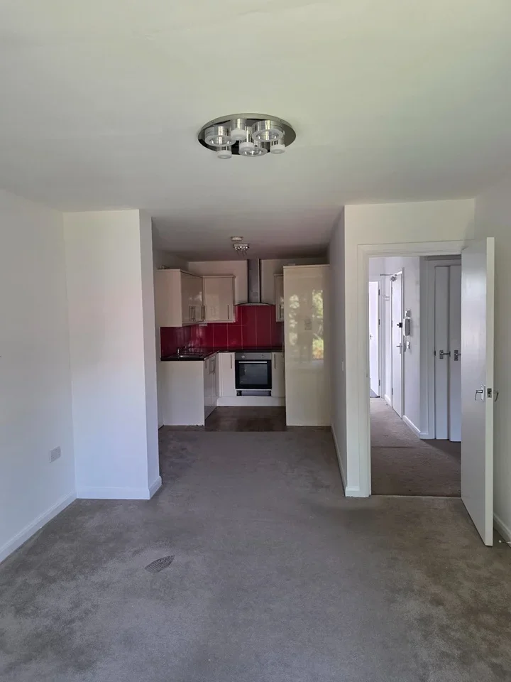 Flat Hillview Gardens in Greater London