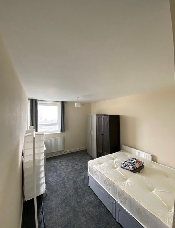 Room Ronald Street in Greater London