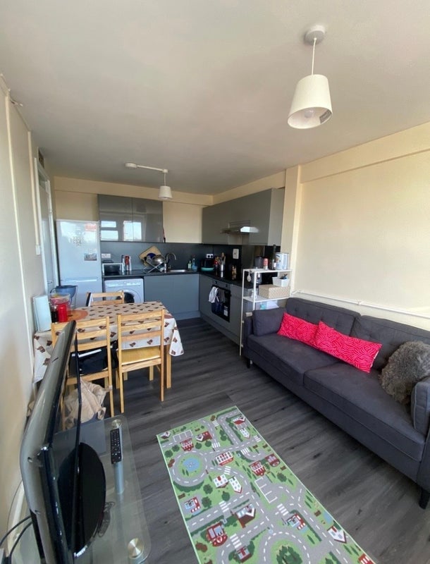 Room Ronald Street in Greater London