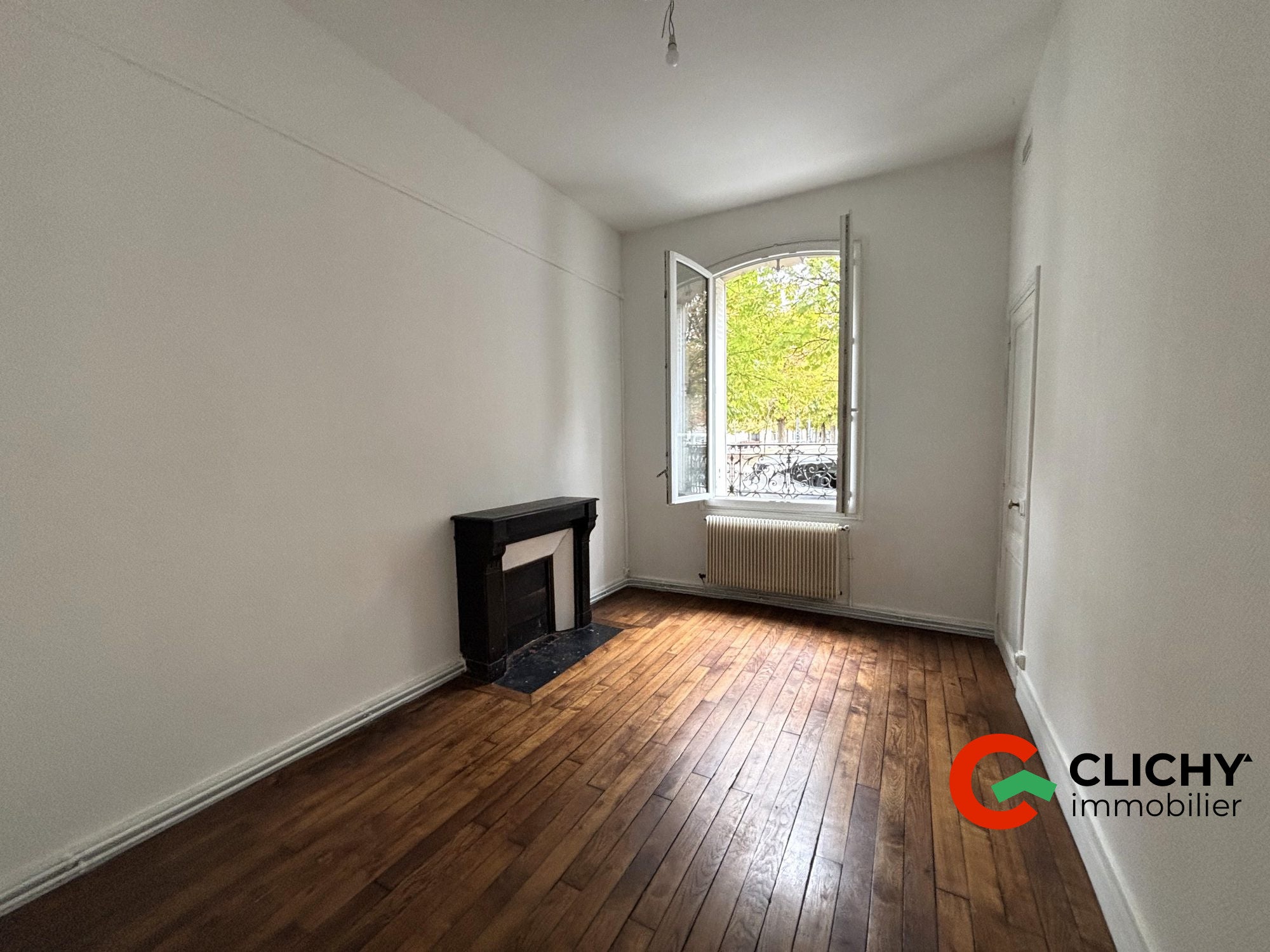 Flat Place des Martyrs de l'Occupation Allemande in Clichy