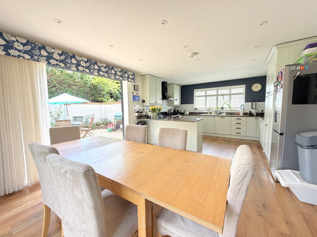 House Peregrine Close in Waverley
