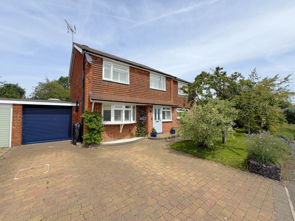 House Peregrine Close in Waverley