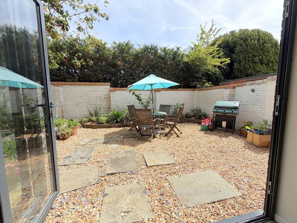 House Peregrine Close in Waverley