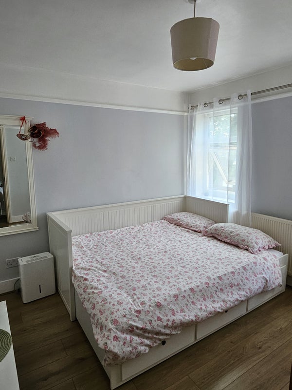Room Mayfield Road in Greater London