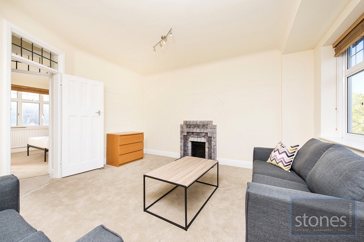 Flat Melrose Avenue in Greater London