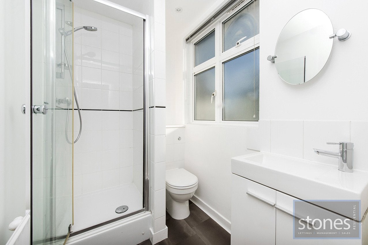 Flat Melrose Avenue in Greater London