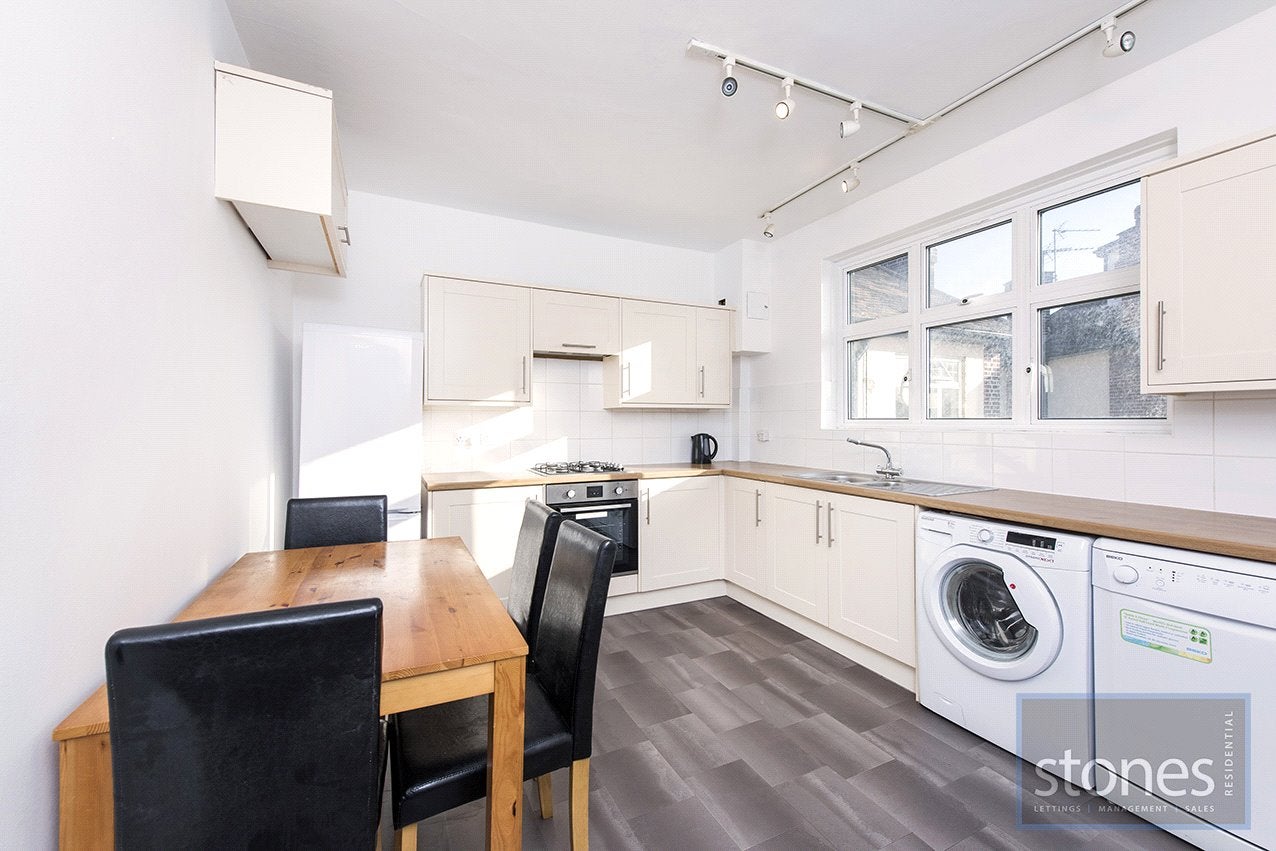 Flat Melrose Avenue in Greater London